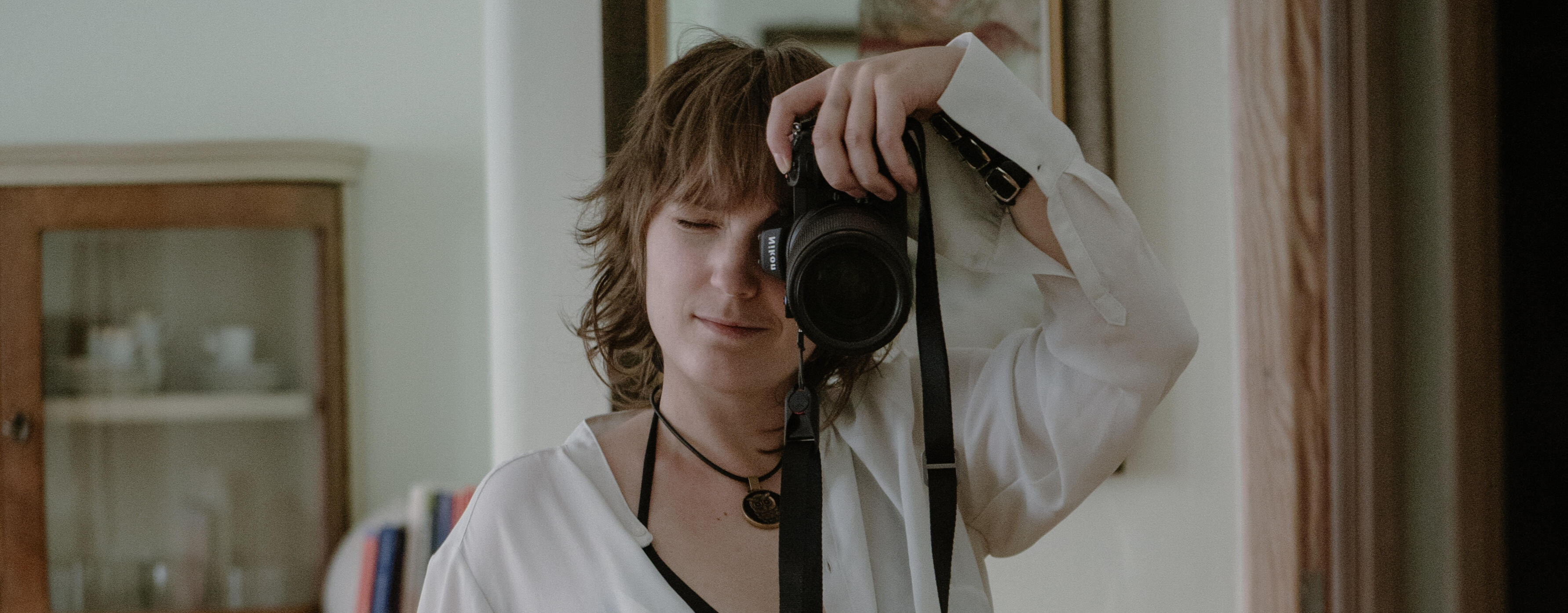 Mariola Kędzior Fotografka Mariola Kędzior z aparatem przy twarzy